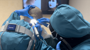 pasien sedang diambil graftnya dari area donor