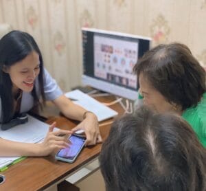 pasien sedang konsultasi dengan dr andira - prosedur pertama di tanam rambut indonesia, jakarta selatan indonesia