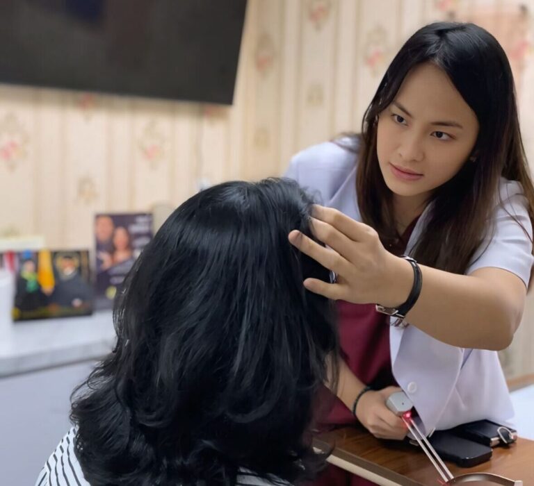 dokter arlha sedang melakukan pengecekan pasien di tanam rambut indonesia, jakarta selatan indonesia