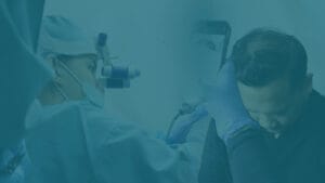 Hero Background Dr. Arlha Sedang Mengecek Pasien di Tanam Rambut Indonesia, Jakarta Selatan